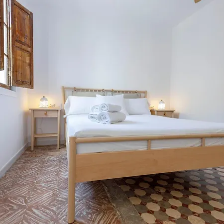 Artisan Haven: El Cabanyal Oasis